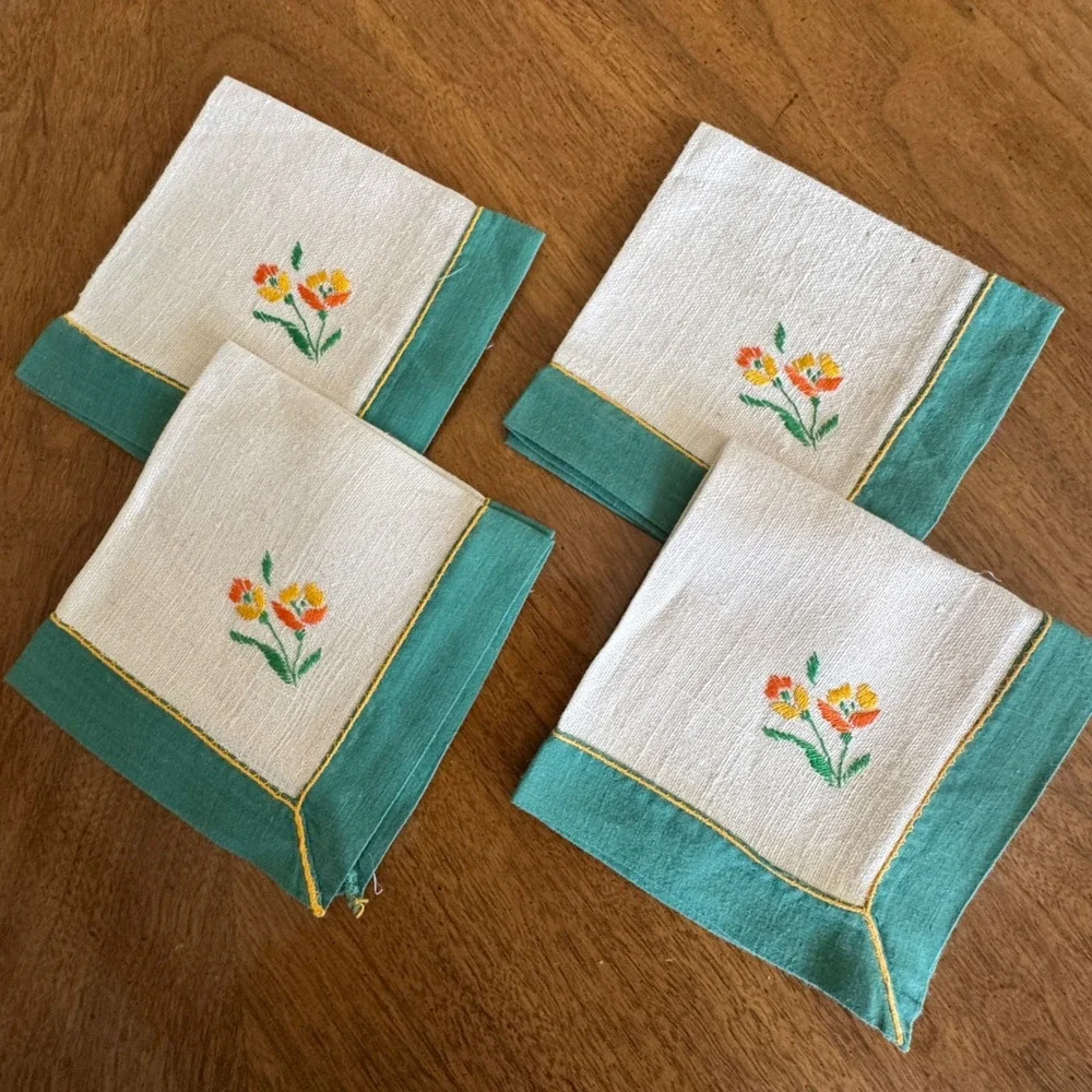 Vintage Set of 4 Linen Cocktail Napkins Cream Green Floral Embroidery 10x10 Sq